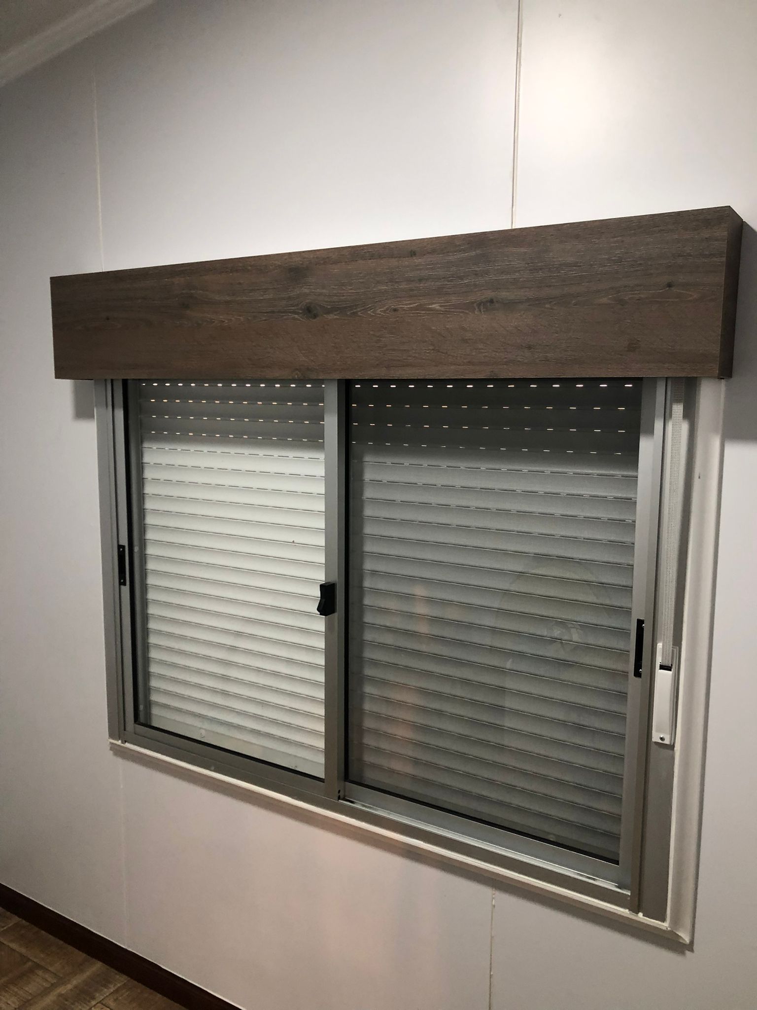 Cajón de persiana en madera