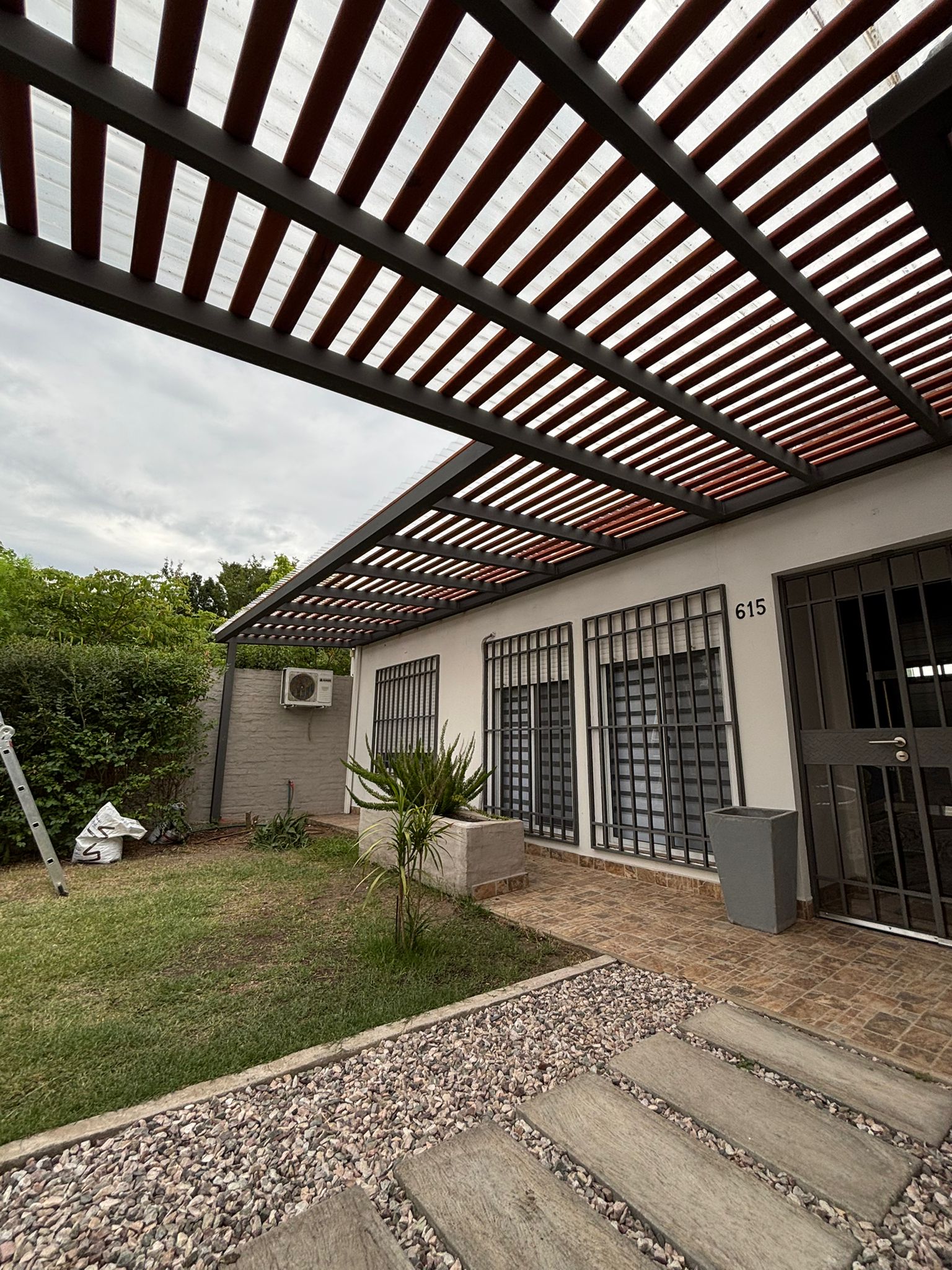Pérgola de madera y rejas de hierro
