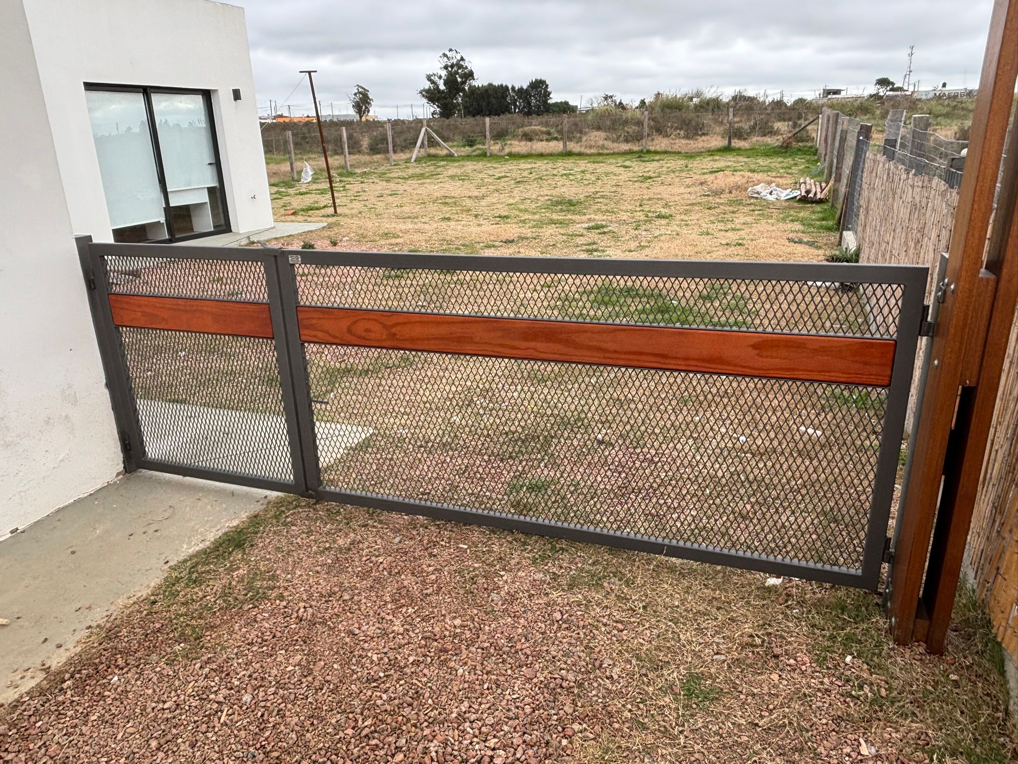 Portón de hierro con detalles en madera